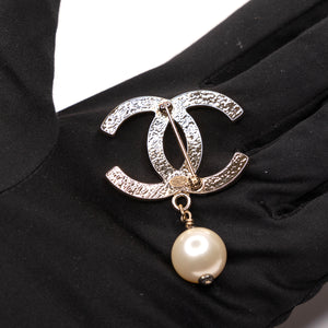 CHANEL CC PEARL DROP BROOCH METAL