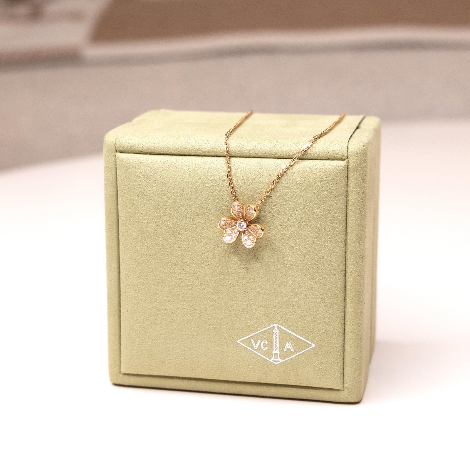 VAN CLEEF & ARPELS FRIVOLE PEMDANT MINI MODEL 18K YELLOW GOLD