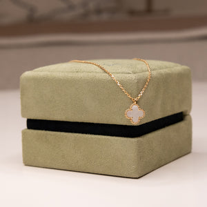 VAN CLEEF & ARPELS SWEET ALHAMBRA PENDANT YELLOW GOLD MOTHER OF PEARL