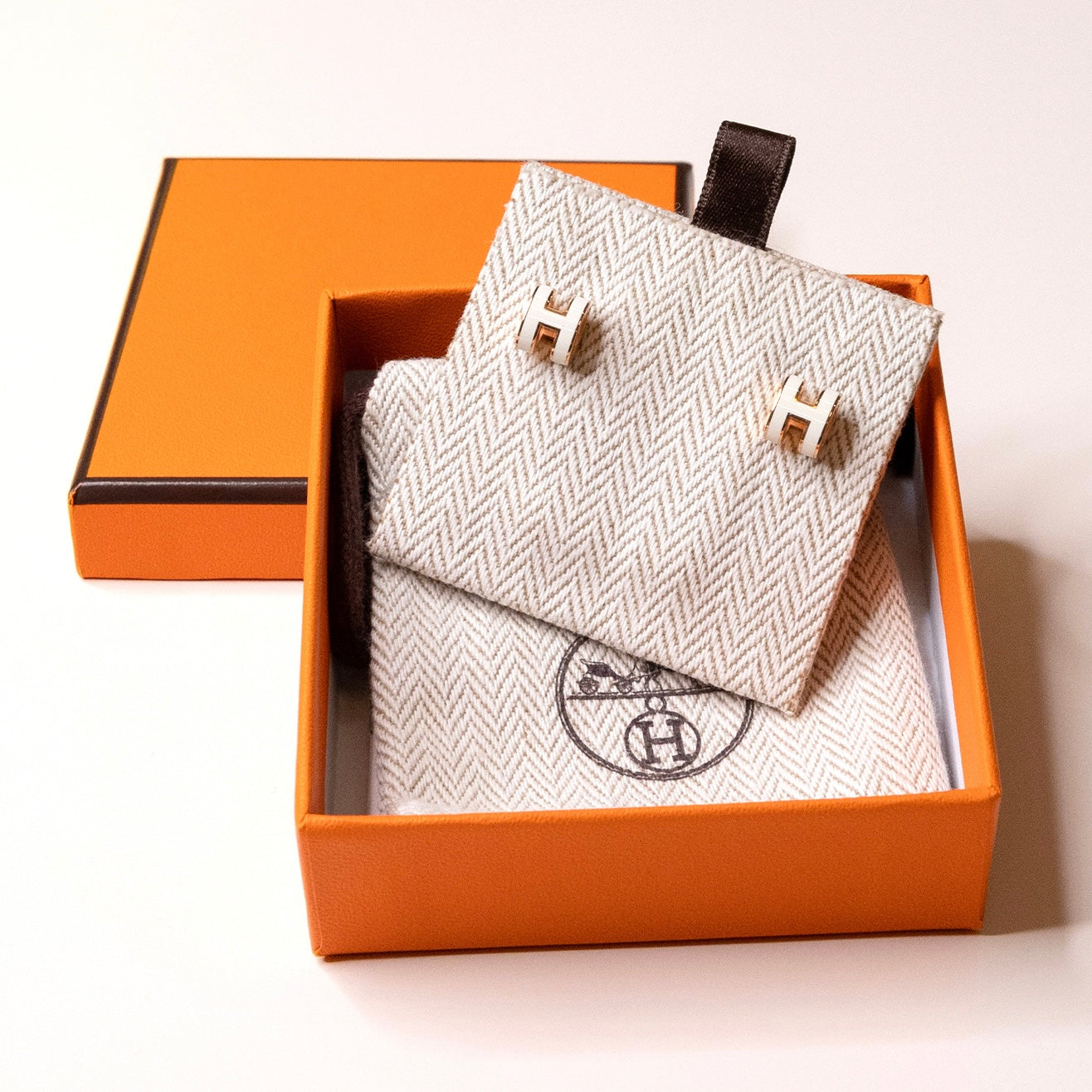 HERMES MINI POP H EARRINGS WHITE RGHW
