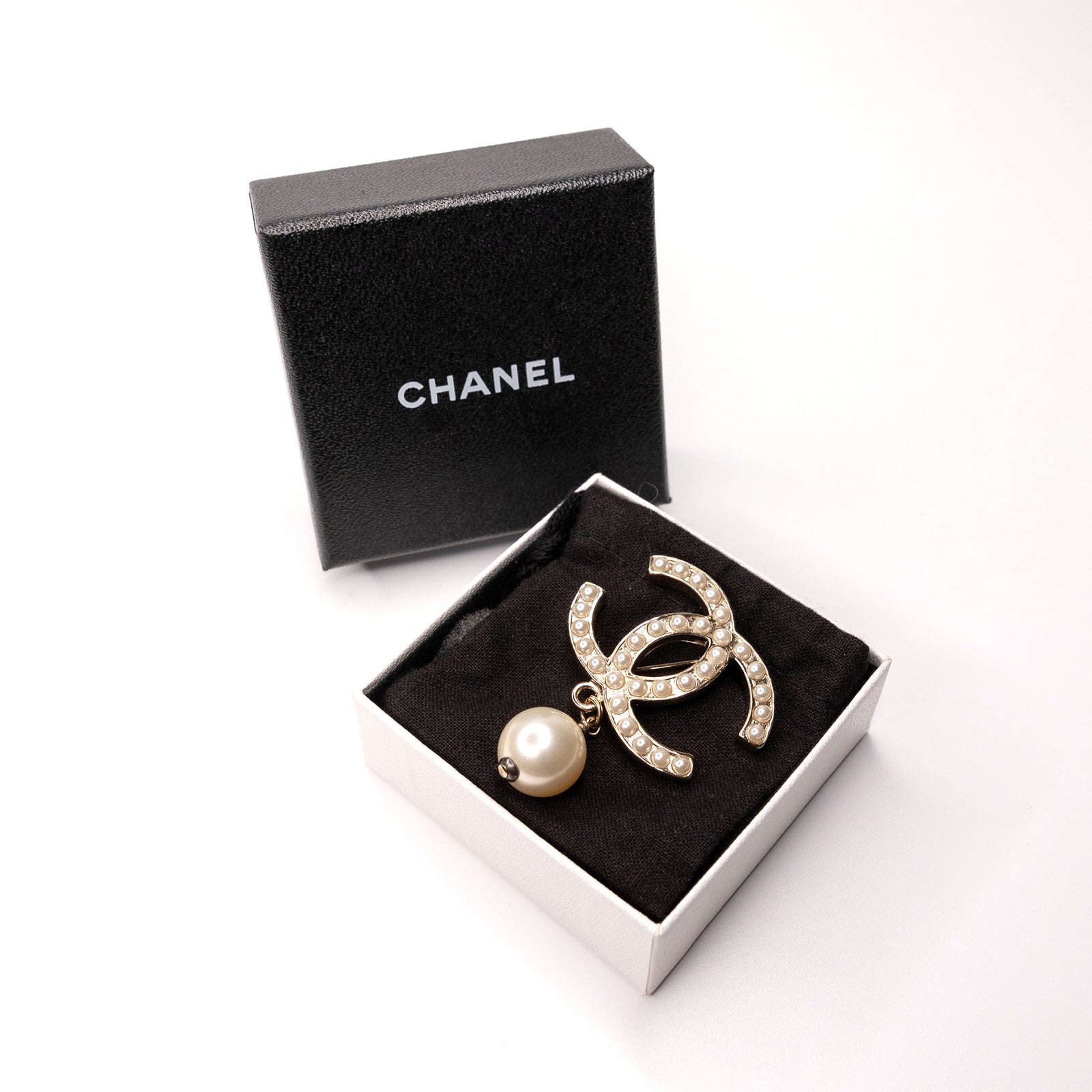 CHANEL CC PEARL DROP BROOCH METAL