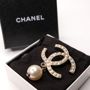 CHANEL CC PEARL DROP BROOCH METAL