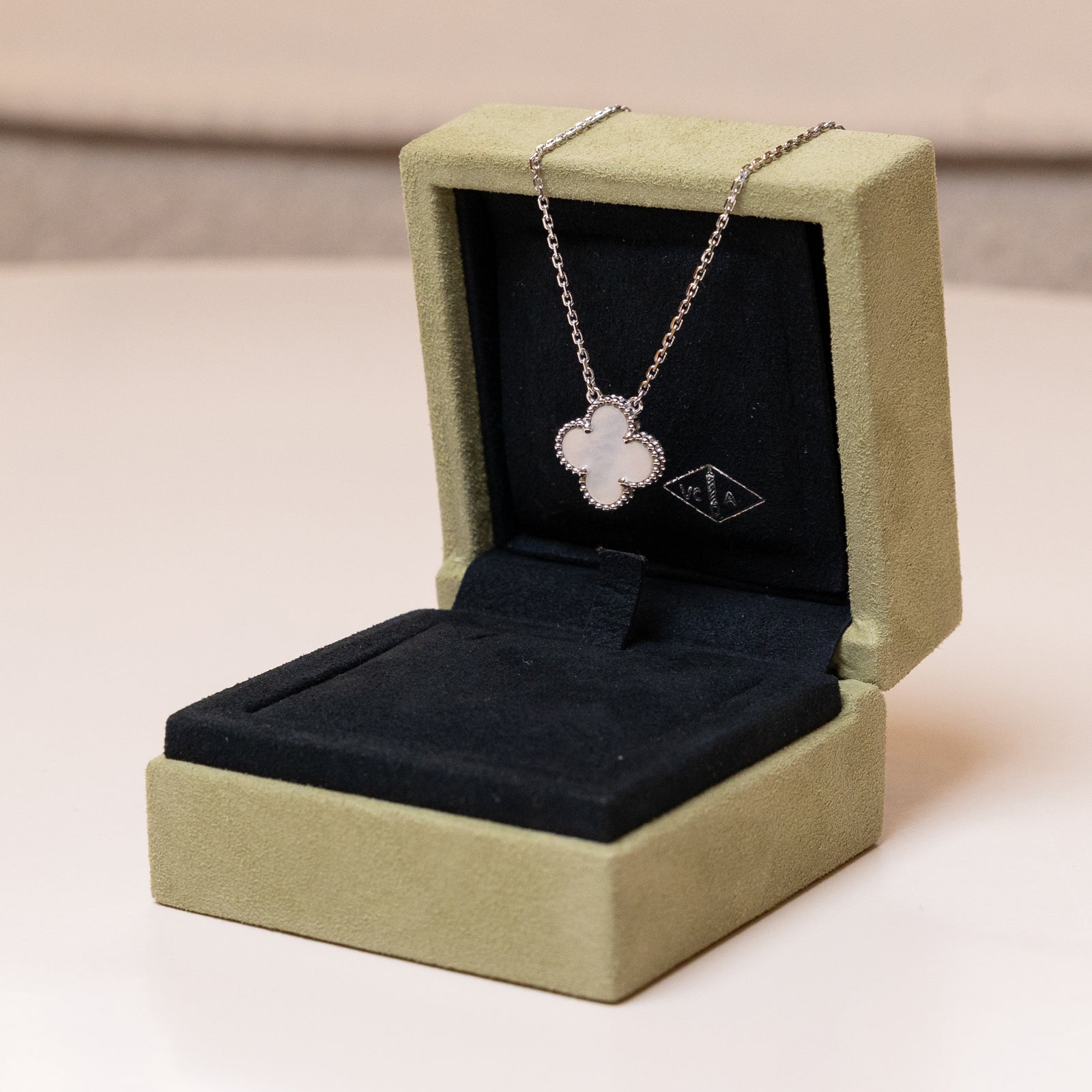 VAN CLEEF & ARPELS VINTAGE ALHAMBRA PENDANT WHITE GOLD